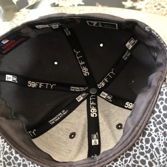 NY, New Era, Fitted 7 1/4, Grey Panel and Patterned Cap, GUC - Picture 6 of 10